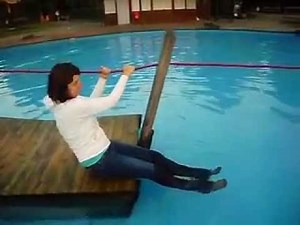 Nicole auf dem Floß