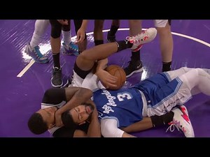 Rudy Gay put Anthony Davis in the sleeper hold🤭