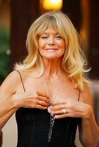 5.1K views · 30 reactions | „So sieht Goldie Hawn nach erfolglosen Operationen aus“  Mit 77 Jahren ist die Hollywood-Ikone fast nicht wiederzuerkennen – und die Fans halten mit ihrer Meinung nicht zurück. Viele machen Schönheitsoperationen dafür verantwortlich, dass ihr einst so charmantes Gesicht ruiniert wurde. Sehen Sie die dramatische Verwandlung in den Kommentaren | Lustige Geschichten | Facebook