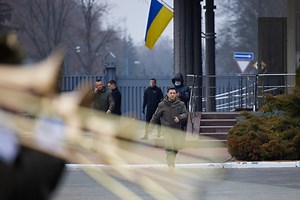 FOTO Un presupus fragment de rachetă, descoperit lângă casa de vacanță a lui Zelenski, anunță un purtător de cuvânt al președintelui ucrainean / Zelenski: Missed me