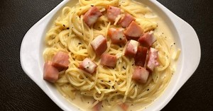 Cómo hacer espaguetis con jamón en salsa blanca