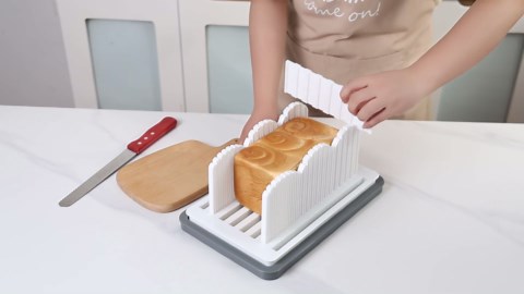Upgraded homemade bread slicer Three different slice thicknesses Bread slicing guide with crumb tray + bread slicer + bread bag For homemade bread, bagels and cakes