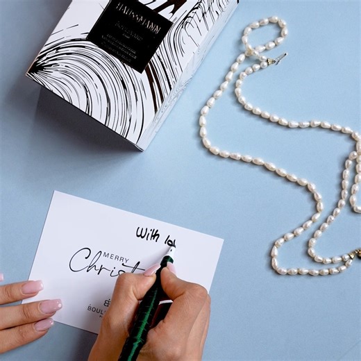 Chaque fragrance de Boulevard Paris, qu'elle soit conçue pour un homme ou une femme, laisse une empreinte raffinée et inoubliable. Découvrez et offrez nos parfums à vos êtres chers 🥰👉 www.boulevardparfums.com _____ Each fragrance from Boulevard Paris, whether designed for a man or a woman, leaves a refined and unforgettable impression. Discover and gift our perfumes to your loved ones 🥰👉 www.boulevardparfums.com #madewithlove #forlovedones #gifts #giftbox #giftideas #giftidea #Christmas #chr