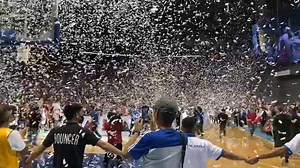 THE CHAMPIONSHIP MOMENT. The buzzer sounds and Ginebra is the PBA Commissioner’s Cup 2022 champions after beating the Bay Area Dragons, 114-99, for their 15th franchise title. | via Champ de Lunas, ABS-CBN News #PBA #PBAFinals READ: http://news.abs-cbn.com/sports/01/15/23/ginebra-overpowers-bay-area-in-game-7-to-rule-commissioners-cup | ABS-CBN News