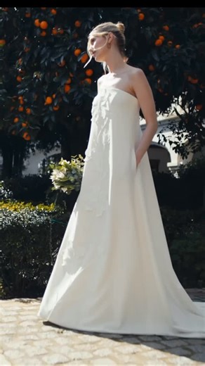 Un’eleganza che sfida il tempo 🤍 Questo abito iconico ti aspetta da *Errico Maria*. 👰‍♀ Prenota il tuo appuntamento e trova il vestito che racconta chi sei. 📍 Ostuni | Bari | Aradeo #ErricoMaria #AbitoSposa #Sposa2025 #BridalDream #LuxuryBride #WeddingDress #BridalStyle #SposaPuglia #SposaElegante #BridalInspiration | Errico Maria