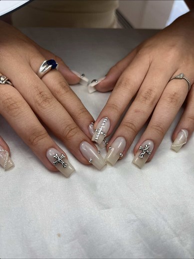 Un día como manicurista en Medellín con clientas
