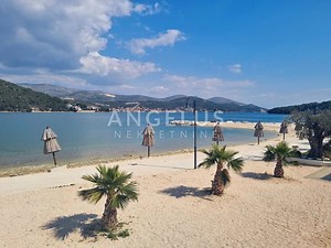 MARINA, TROGIR - LUKSUZAN STAN SA BAZENOM U BLIZINI MORA, 243.71 M2 Lokacija: Marina, Hrvatska Površina: 243 m2. Cijena 685000 euro Angelus nekretnine Vam nude LUKSUZNE STANOVE NA PRODAJU - NOVOGRADNJA*** na atraktivnoj lokaciji, na udaljenosti 30 m od mora. LOKACIJA: Prodaje se luksuzno opremljen stan u izgradnji na jedinstvenoj lokaciji Marinskog zaljeva, općina Marina. Stan se nalazi na svega 30 m udaljenosti od mora i predivne plaže, na odličnoj lokaciji u mirnom okruženju. Marina je turisti