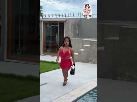 This DWARF Model Loves Her Curves — And It Shows