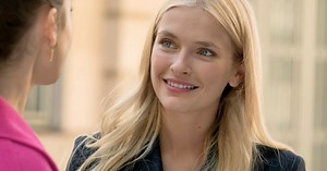 Camille Razat (Emily in Paris), méconnaissable, adopte un changement capillaire drastique