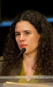 La secretaria Luisa Alcalde reafirmó la tradición de México de brindar protección a las personas refugiadas, la cual ha llevado a desarrollar un andamiaje jurídico institucional coordinado por la Comisión Mexicana de Ayuda a Refugiados. Recordó que desde 1996 se ofreció una solución definitiva y duradera a la población refugiada para elegir entre el retorno voluntario a su país o naturalizarse y permanecer definitivamente en nuestro territorio. | Secretaría de Gobernación