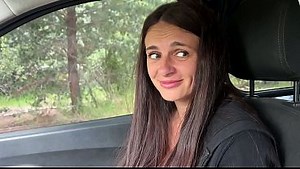 Una chica modesta mostró sus tetas y abrió su culo a un tipo insolente
