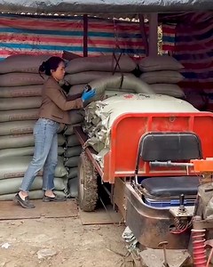 28K views · 25 reactions | Smart Loading, Stronger Builds! ＃PowerfulWork ＃StrongWomen ＃SmartLoading | YNP Media | Facebook