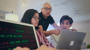 Ein Team von indischen Börsenanalysten oder: Stockvideos & Filmmaterial (100 % lizenzfrei) 1105961051 | Shutterstock