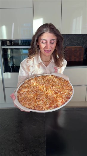 Dieser Kuchen ist in 5 Minuten vorbereitet… und schmeckt wie aus 1001 Nacht Superschneller, saftiger Grießkuchen mit Zutaten, die wirklich jeder zu Hause hat So fluffig, leicht süß und mit diesem feinen orientalischen Touch… einfach ein Traum Kein Stress, kein Schnickschnack, alles zusammenrühren, ab in den Ofen und fertig ist ein Kuchen, der immer gelingt Perfekt für spontanen Besuch oder wenn dich die Lust auf etwas Süßes packt. Möchtest du das Rezept Schritt für Schritt? Dann schreibs mir in 