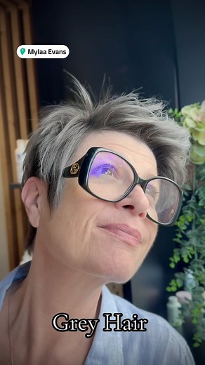 🌟 Transition capillaire en cours ! Dites au revoir à ses anciennes mèches datant de trois mois et bonjour à cette magnifique teinte grise claire ultra naturelle. Qui est prêt à voir la transformation complète ? 💇‍♀️✨ #TransitionCapillaire #NouvelleCouleur #GrisNaturel » | Mylaa Evans - Artisan Coiffeur Coloriste