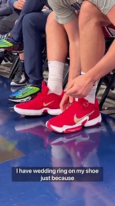 -Kada je počeo ritual vezivanja burme na patike? Kad sam se oženio! 😁 Skinem ga sa prsta i vežem na... Levu patiku. Nosim prsten na patici jer je on simbol za porodicu – nešto što je veoma važno za mene. Uvek su pored mene i samo želim da im pokažem koliko mi znače. Pokazujem na prst – to je stara srpska pesmica o ježu koji ide da spava. Uzeo sam to od trenera Ogija (Ognjena Stojakovića), njegova žena je pevala mojoj ćerki i zainteresovala ju je. Tako da sam ukrao tu pesmicu jer sam video da jo