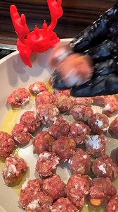 Leckere Hackballchen mit Knoblauch Speichert Euch gerne das Rezept ab Meine Zutaten 500 Gr Rinderhackfleisch 1 Brotchen in Milch einweichen 2 Eier 2 Teeloffel Salz 1 Teeloffel Pfeffer 1 Teeloffel Paprika Edelsuss 2 Teeloffel Senf mittelscharf 1 Zwiebel fein wurfeln 1 Knoblauchzehe fein wurfeln 1 Teeloffel Vegeta Brotchen in Milch einweichen und ausdrucken Zwiebel und Knoblauch in fein wurfeln schneiden In eine Schussel machen wir nun den Hackfleischteig Hackfleisch in die Schussel geben Brotchen