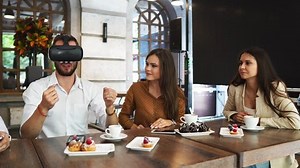 Group Young Entrepreneurs Meeting Vr Headset : vidéo de stock (100 % libre de droit) 1014355814 | Shutterstock