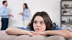 घर पर अकेला छोड़कर जाने पर घबराता है बच्चा? जानें सेपरेशन एंग्जायटी डिसऑर्डर से उसे कैसे बचाएं