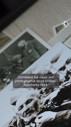 L'album d'Auschwitz : comment les nazis ont photographié leurs crimes 📸 À l'été 1944, Rudolf Höss, responsable du camp d'Auschwitz, commandite un album afin de documenter la déportation des Juifs de Hongrie. Toute l'idée de ces images est de montrer un supposé savoir-faire à sa hiérarchie, des dignitaires nazis. La mise en scène était donc de rigueur, visant par exemple à gommer la nécessité de recourir à la contrainte lors des opérations qui suivent l'arrivée des convois. Certains éléments vis