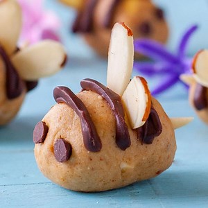 Kids love turning healthy peanut butter balls into these adorable bumble bees. Printable Recipe: https://eatingrichly.com/healthy-peanut-butter-balls-bees/ | Eating Richly