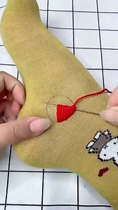 Here's how to fix a hole in a sock! 😍 | Creative Bee