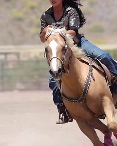 “Take a breath and remember who the hell you are.” 🔥 Video by: @lexismithmedia @scottlinquistphotography | Featuring: @nekkei #iamcowgirl #cowgirl #cowgirlmagazine #western #westernlifestyle #westernfashion #horse #horses #ranchlifestyle #rodeo #ranch #ranchlife | COWGIRL Magazine
