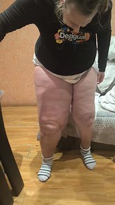 Ne zamerite što sam u peleni Ne zamerite mi Sto danima plačem Na sva vrata kucam sad jer je moja dijagnoza Takva da zbunjuje sve ... Sem flastera protiv bolova i kapi a i oni ne pomažu. Ni hitna ni niko Molim vas zna li neko nekog onkologa da mi pomogne. Ne mogu nigde ici od bolova .To su uzasni bolovi. Ne spavam nocima Ne spavam danju Kome da se obratim Ni jedan fizijatar ovu tesku pricu nece da nosi na svojim ledjima. A onkolog? | Mima Jankovic