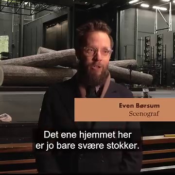 Møt Even Børsum! Han står bak scenografien i «Vildanden». 🌲🪵 «Der er hævn i Skogen», sier Gamle Ekdal i Ibsens stykke – og når Nasjonalballetten danser ut sin versjon, blir de store trestokkene på scenen et symbol på en gammel konflikt om ulovlig hogst ... 📲 «Vildanden» danses på Hovedscenen fram til 13. april: https://link.operaen.no/7889c8 | Den Norske Opera & Ballett