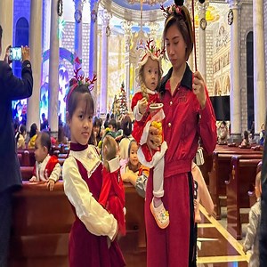 8K views · 176 reactions | Monkey KaKa and Baby wear beautiful dresses to Christmas festiva | A Bi Monkey | Facebook