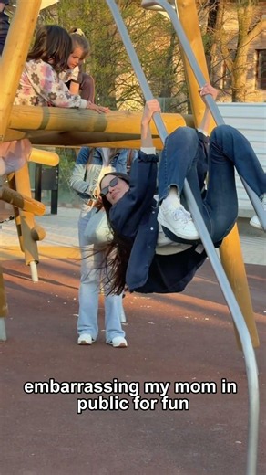 embarrassing my mom in public for fun🤣👩#familyfun #embarrassing #mom #reaction #funny