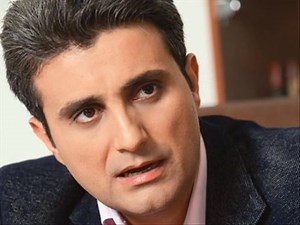 62K views · 2.7K reactions | Pe vremea aia (în 2004) eu puneam bilele pe masă, iar muzica lui Dan Teodorescu (Taxi) avea c@aie. Bine, pe spate era chitara bunului Georgică Pătrănoiu, Dumnezeu să-l odihnească în pace. După aia, bietul Dan s-a dus cu progresiștii și a ajuns să lălăie cântece de tabără cu rinoceri, ceva rău și fals. Bătrânețe, c@aie crețe, nu, Dane? | Robert Nicolae Turcescu | Facebook