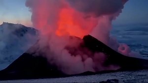 🔴 Volcán Klyuchevskaya Sopka de Rusia entra en erupción El volcán activo más alto de #Eurasia, el #Klyuchevskaya Sopka, desató el miércoles enormes columnas de ceniza, obligando a las autoridades a cerrar escuelas en la poco poblada península de #Kamchatka, en #Rusia. La erupción del volcán envió ceniza a una altura impresionante de hasta 13 kilómetros sobre el nivel del mar. A pesar de la espectacularidad del evento, no se han reportado heridos. Sin embargo, como medida de precaución, las auto