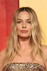 Margot Robbie draagt piepklein gewaagd korset naar de Oscars 2024 afterparty