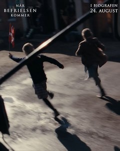 Det er et af de mørkeste kapitler i dansk historie, der bliver fortalt i “Når befrielsen kommer”. Oplev det gribende danske drama til forpremiere den 22. august kl. 18:15 Køb dine billetter her: https://shorturl.at/lpIS7 Er du medlem af Biografklub Danmark koster billetten 47,50 kr. Filmen er i øvrigt optaget on location på og i områderne omkring Ryslinge Højskole på Fyn, hvor der også i virkelighedens verden blev oprettet interneringslejr for tyske flygtninge i 1945. “Når befrielsen kommer” er 