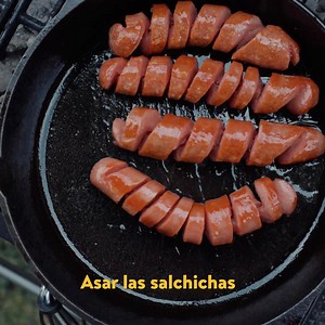 25 reactions | ¡Prepárate para el ultimate American hot dog! No te pierdas de realizar un clásico que nunca falla.   En tiendas Walmart y en línea: bit.ly/FurgonazosSV | Walmart El Salvador | Facebook