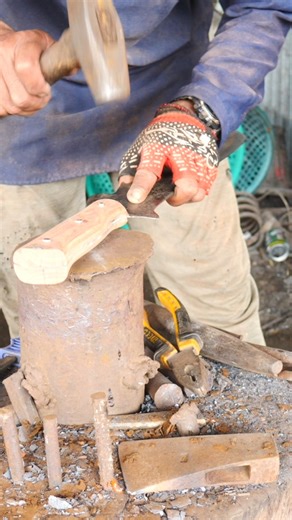 Sword From Circular Saw Blade #metalwork #diyknives #skills #blacksmith #meta | METAL WORKS