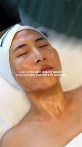 QUICK PEEL creates pseudo heat that increases circulation, oxygenation, and nutrient supply to the skin. Great for reactive or sluggish skin with poor healing. Being antibacterial and strengthening, it is the perfect treatment for acne-prone skin. After the peeling process, this treatment leaves the skin looking radiant and luminous, and contributes to the reduction of fine lines, wrinkles and visible pores. In just 30 mins this treatment is the ultimate detox to get your skin glowing and radian