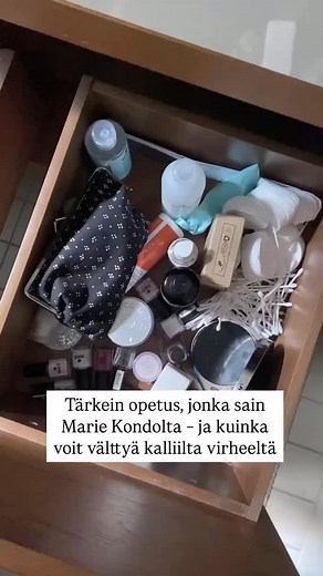 Tärkein opetus, jonka sain Marie Kondolta – ja kuinka voit välttyä kalliilta virheeltä 🤯 Mä muistan, kun aloin kunnolla syventymään järjestämiseen Marie Kondon oppien avulla. Yksi asia, joka jäi erityisesti mieleen, on tämä 💡: Älä aloita järjestelyprojektia ostamalla säilytyslaatikoita, koreja tai muovisia lokerikkoja, joissa suurin piirtein jokaiselle huulirasvallekin on oma paikkansa. 😲 Kuulostaa ehkä järkevältä, mutta monilla menee tässä pieleen – ja lopputuloksena kotiin kertyy lisää tava