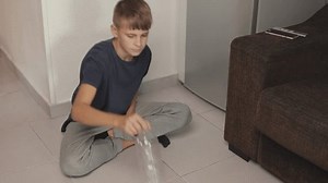 Un joven está volteando una botella: video de stock (totalmente libre de regalías) 3664095877 | Shutterstock