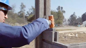 Bygger huse af skrald til hjemløse - men det er slet ikke så skidt endda