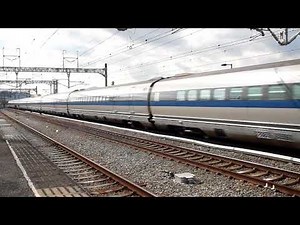 東広島駅を通過する新幹線のぞみ28号(500系)