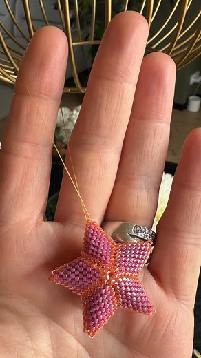 … en een nog grotere geduld-test 😆 Maar dan heb je wel wat! #miyukidelica #miyukistar #beadweaving #handmade #beadinglove #kralencreaties #beadart #handgemaakt #miyukibeads #kerstdecoratie #kerstboom #cadeautje #verrukkelijkhandwerk | Verrukkelijk Handwerk