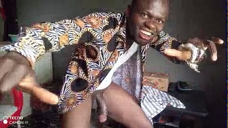 Belle douce chaude éjacule durement avec du savon liquide