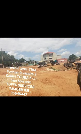GRANDE PARCELLE AYANT TITRE FONCIER PERSONNEL À VENDRE À CALAVI TOGBA 4ème POSITION (40m) DU GOUDRON. Disponible en vente une grande parcelle de 577m² avec titre foncier personnel en 4ème position du goudron à Calavi Togba non loin de la Station JNP située au bord du goudron Togba-Ouèdo quittant carrefour Agoualand Assrossa pour Ouèdo. Propriétaire vivant. Prix revu : 15 millions fcfa Commission sur achat 5% | Toffa Services Immobilier
