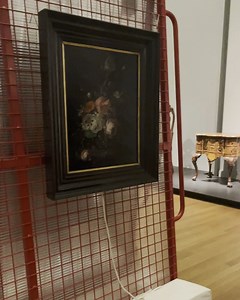 Take a look behind the scenes! 👀 Our art handlers are installing 'Still Life with Flowers' by Rachel Ruysch with absolute focus. 🌼🌸🌺 🚨 Discover more of our Stories: www.rijksmuseum.nl/en/stories/ 🖼️ Still Life with Flowers on a Marble Tabletop, Rachel Ruysch, 1716 __ Neem een kijkje achter de schermen! 👀 In uiterste concentratie installeren onze art handlers 'Stilleven met bloemen' van Rachel Ruysch. 🌼🌸🌺 🖼️ Stilleven met bloemen op een marmeren tafelblad, Rachel Ruysch, 1716 🚨 Ontdek
