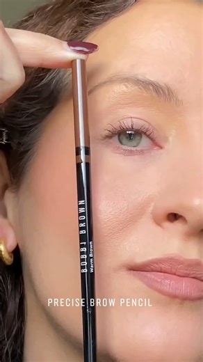 1.6K views · 15 reactions | Todo está en la atención al detalle ✨ El NUEVO Precise Brow Pencil tiene una punta ultra fina para maximizar la precisión y un color natural que dura todo el día.  ¿Quién más ama el paso de crear sus cejas?  Adquiérelo en https://bobbi-brown-mexico.visitlink.me/hzdu9e y en El Palacio de Hierro. #BobbiBrownMx #PreciseBrowPencil #PreciselyYou Regram: @bobbibrownuk | Bobbi Brown Cosmetics | Facebook