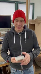 Wir mussten uns von einem wunderschönen weißen GameBoy mit farbigen IPS Display trennen! Wer von euch hätte damit früher auch unter der Bettdecke gespielt? #konsolenkost #nintendo #gamecube #gameboyclassic #displaymod #bestellung #verpacken #bestellungpacken #retro #gaming #retrogaming #videogames | Konsolenkost