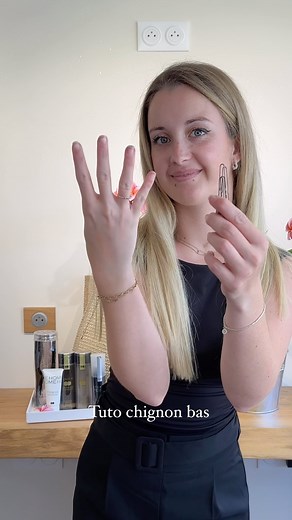 Tuto chignon de danseuse avec Inès Et attention ⚠️ Avec 4 pinces à chignon 😅 #tutochignon #tutocoiffure #hairtutorial #hairtutorialvideo #angers #angersmaville #coiffeurangers #nantes #coloristeangers #blonde #balayage #olaplex #hairstyle #hairstyling #salonlife #cosy14coloriste #cosy #cosyvibes | COSY 14 Coloriste