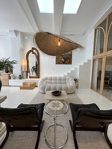 Visite privée : un loft aux portes de Paris entre design et artisanat 🌿 Extension naturelle de leur vision créative, le loft de Morgane Urbain et Emmanuel Cruellas incarne aux portes de Paris un écrin de vie atemporel où dialoguent minimalisme réconfortant (une gageure !), œuvres d’art singulières et meubles d’artisanat modernes. Visite guidée par sa propriétaire. Réalisation @audeisorce Production @lucia.lga - @laurieplanes Plume @alexandrapizz | ELLE Décoration